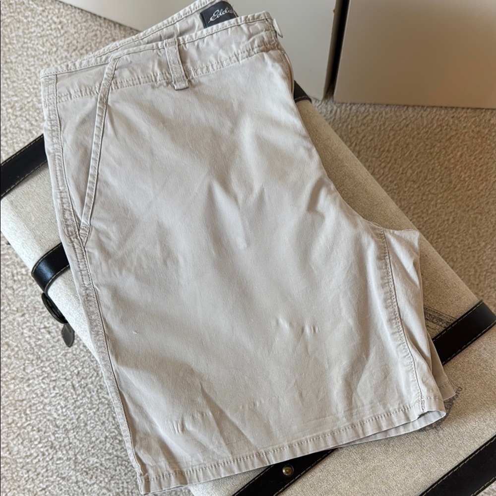 Eddie Bauer Cream Bermudas Casual Comfort